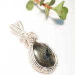 Cargar imagen en el visor de la galería, Aurora Collection - Real Labradorite weaved in Sterling Silver Pendant front side view - BellaChel Jeweler
