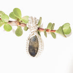 Charger l&#39;image dans la galerie, Labradorite Pendant in Sterling Silver back side - BellaChel Jeweler
