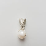 Charger l&#39;image dans la galerie, Elegant Pearl Pendant weaved in Sterling Silver - BellaChel Jeweler
