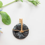 Charger l&#39;image dans la galerie, Aurora Collection - Labradorite donut shaped pendant in bronze - front view - BellaChel Jeweler

