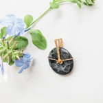 Charger l&#39;image dans la galerie, Aurora Collection - Labradorite pendant in bronze - side view - BellaChel Jeweler
