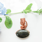 Cargar imagen en el visor de la galería, Aurora Collection - Labradorite pendant in copper - back view - BellaChel Jeweler
