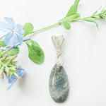 Cargar imagen en el visor de la galería, Aurora Collection - Labradorite pendant in sterling silver - front view - BellaChel Jeweler
