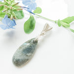 Cargar imagen en el visor de la galería, Aurora Collection - Labradorite pendant in sterling silver - left side view - BellaChel Jeweler
