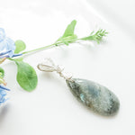 Cargar imagen en el visor de la galería, Aurora Collection - Labradorite pendant in sterling silver - side view - BellaChel Jeweler
