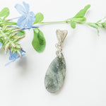Cargar imagen en el visor de la galería, Aurora Collection - Labradorite pendant in sterling silver - back view - BellaChel Jeweler
