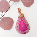Cargar imagen en el visor de la galería, Beautiful Pink Geode Pendant | Crystal Jewelry | BellaChel Jeweler
